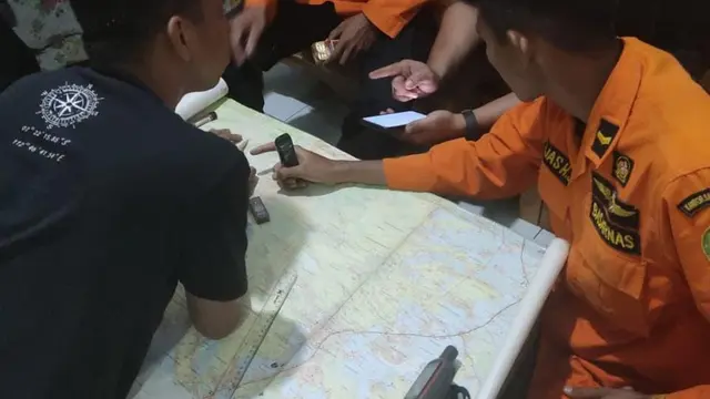 Tim SAR berupaya mencari pendaki gunung Arjuna yang yang hilang. (Dian Kurniawan/Liputan6.com)