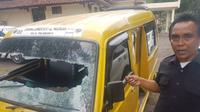 Kaca depan angkot yang dikemudikan sopir angkot asal Sukabumi itu pecah berantakan. (Liputan6.com/Mulvi Mohammad)