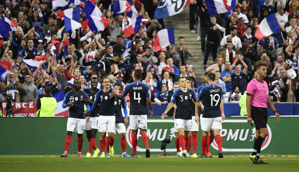 Para pemain Prancis merayakan kemenangan atas Albania pada laga Kualifikasi Piala Eropa 2020 di Stade de France, Paris, Sabtu (7/9). Prancis menang 4-1 atas Albania. (AFP/Lionel Bonaventure)