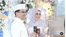 Sahrul Gunawan melepas masa dudanya setelah tujuh tahun. Ya, artis yang juga menjabat sebagai Wakil Bupati Bandung itu menikahi Dine Mutiara Aziz. Pernikahan di Gedong Putih, Cihideung, Parongpong, Kabupaten Bandung Barat, Jawa Barat, Sabtu (6/5/2023). [Instagram/hengkykurniawan]