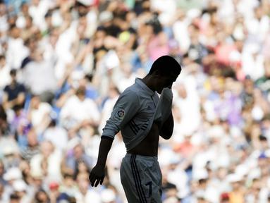 Cristiano Ronaldo terlihat kecewa saat timnya hanya bermain imbang 1-1 melawan Eibar pada lanjutan La Liga Spanyol 2016-2017 di Stadion Santiago Bernabeu, Madrid, Minggu (2/10/2016). (EPA/Emilio Naranjo)