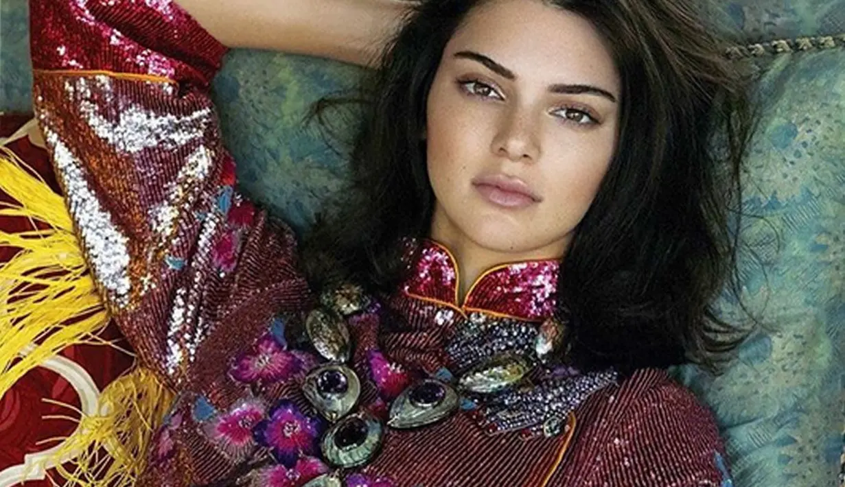 Penolakan soal operasi plastik yang dilakukannya itu juga dituliskan Kendall Jenner di halaman Blognya. Ia mengatakan bahwa semua yang merubah bentuk wajahnya itu lantaran kepiawaian Kylie Jenner yang meriasi wajahnya. (Instagram/kendalljenner)