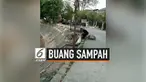 Seorang pria kedapatan sedang membuang sampah ke dalam pinggir got di kali Sunter. Diduga sampah dalam karung tersebut adalah sampah jeroan hewan.