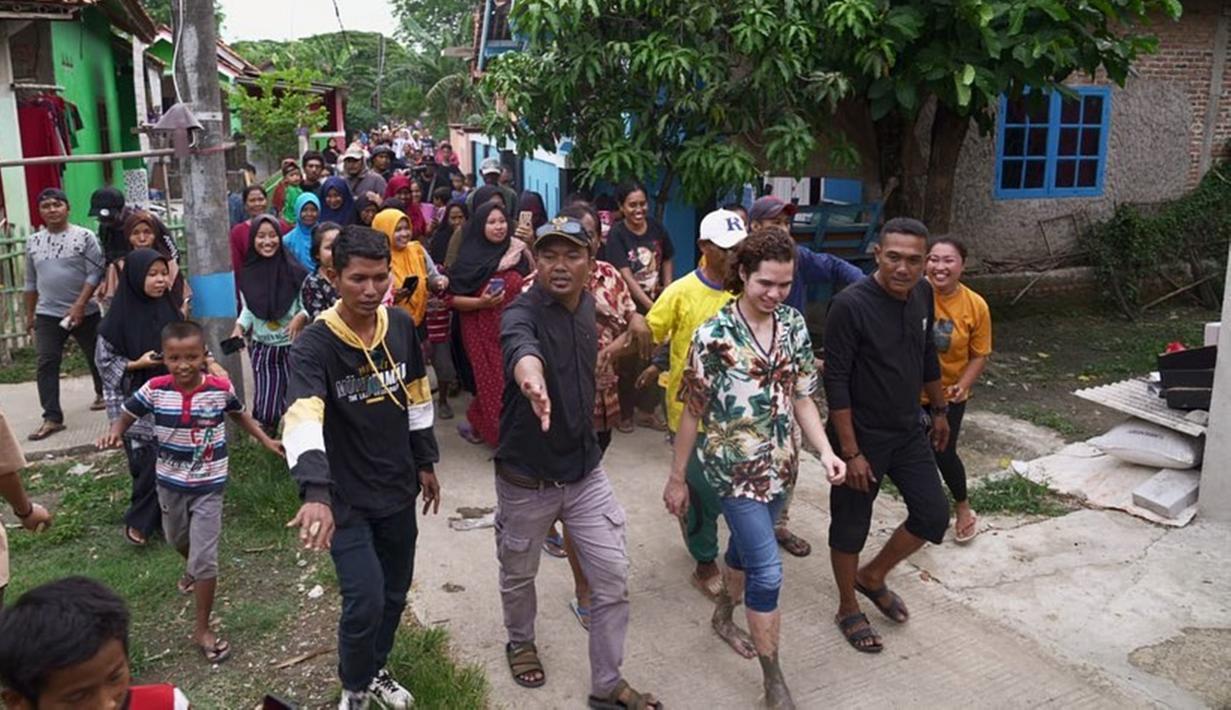 Pada unggahan terbarunya, Dul Jaelani tampak seperti sedang blusukan meninjau sebuah lokasi. Apalagi ditambah banyak warga yang mengikutinya dari belakang. Kekasih Tissa Biani itu semakin terlihat seperti seorang kepala daerah yang sedang berinteraksi langsung dengan warga. (Liputan6.com/IG/@duljaelani)