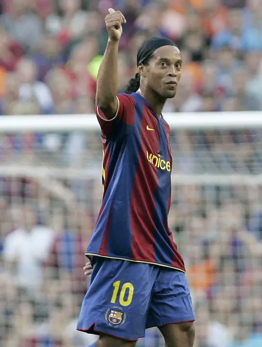 5. Ronaldinho - Tampil apik saat menghajar Real Madrid 3-0 pada laga El Classico di Bernabeu. Bukannya sorakan yang ia dapatkan, malah tepuk tangan kekaguman yang diberikan Madridista kepada pemain ramah tersebut. (AFP/Josep Lago)