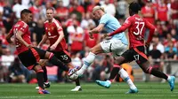 Striker Manchester City, Erling Haaland dikepung para pemain Manchester United dalam laga Community Shield di Wembley, Sabtu (10/8/2024) malam WIB. (AFP/Henry Nicholls)