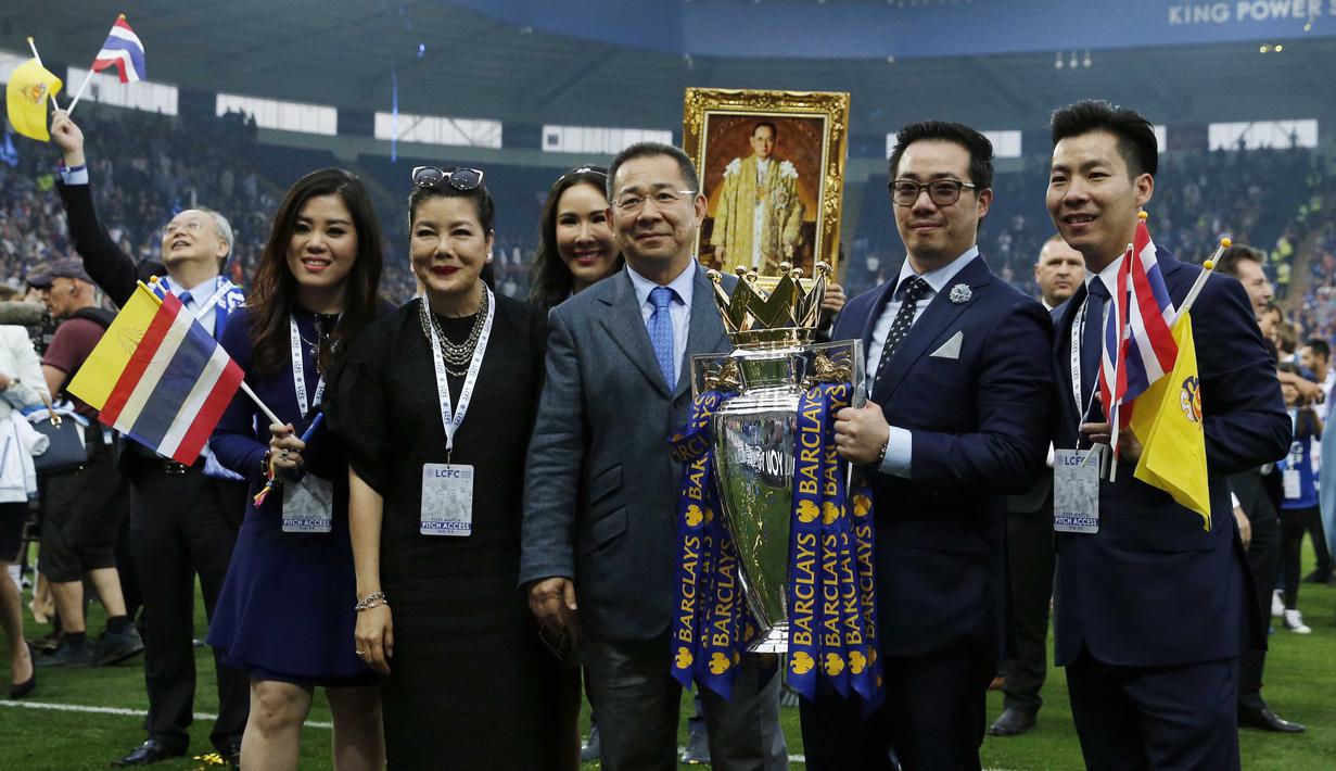 Pemilik Leicester City asal Thailand Vichai Srivaddhanaprabha (3kiri) bersama keluarganya berfoto dengan trofi LIga Inggris di Stadion King Power, Leicester,(7/5/2016). (AFP/Adrian Dennis)