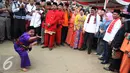 Wakil Gubernur DKI Jakarta Djarot Saiful Hidayat melihat Aksi pendekar cilik dalam acara palang pintu Lebaran Betawi di Lapangan Banteng, Jakarta (22/08/15). Palang pintu adalah kesenian Tradisonal Betawi. (Liputan6.com/Gempur M Surya)