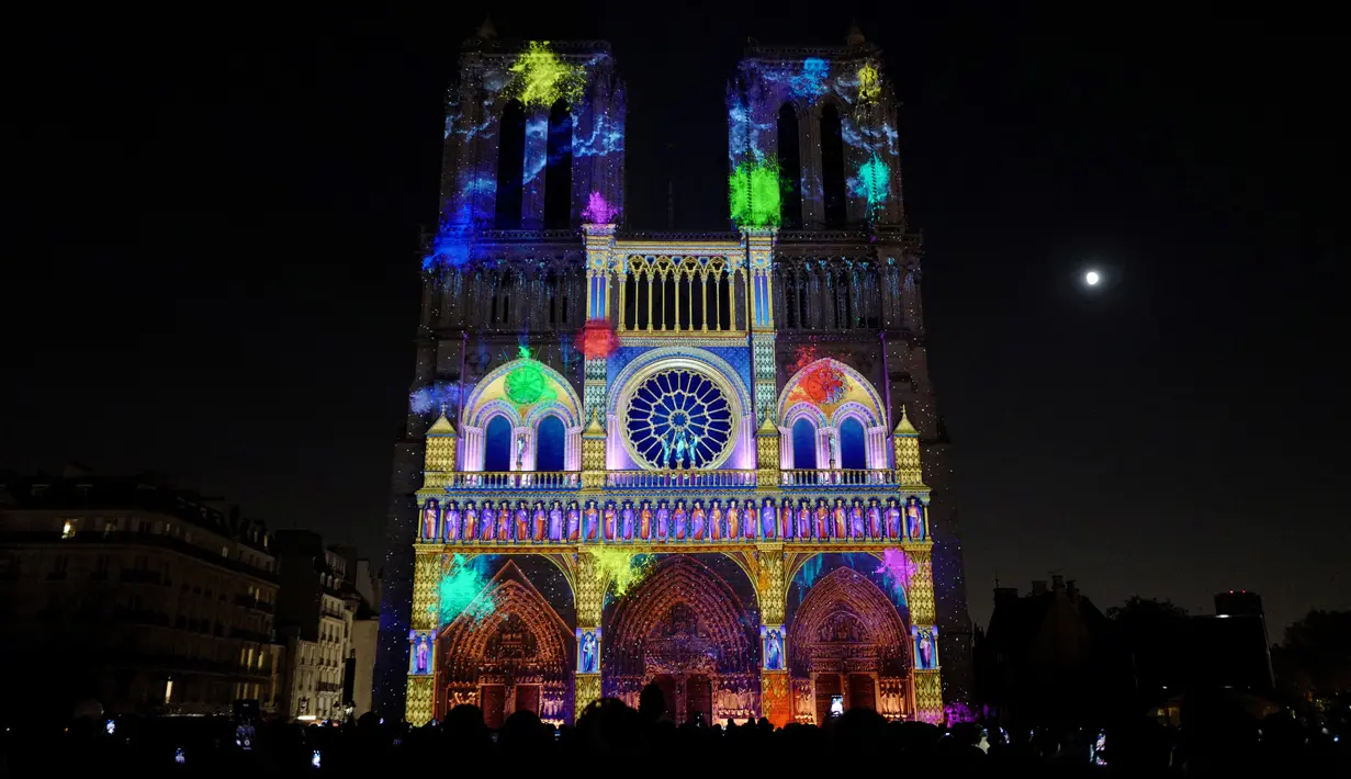 Sebuah foto pada 20 Oktober 2018 menunjukkan Gereja Katedral Notre Dame selama pertunjukan cahaya berjudul "Dame de Coeur" di Paris, Prancis. Pertunjukan cahaya tersebut bagian dari perayaan seratus tahun Perang Dunia I. (Photo by Ludovic MARIN/AFP)