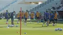 Pemain Timnas Inggris sedang berlatih untuk laga lanjutan Piala Dunia 2022 yang berlangsung di Al Wakrah Sports Complex, Qatar, Kamis (24/11/2022). (Bola.com/Ade Yusuf Satria)