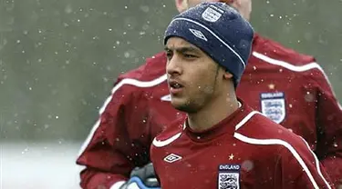 England Striker Theo Walcott warms up preparations for the March 26 international friendly match against France at London Colney, North London, on March 24, 2008. AFP PHOTO/GLYN KIRK 