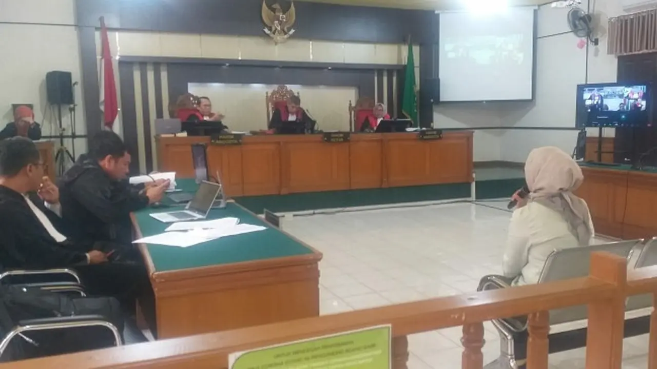 Istri sah Bupati Kepulauan Meranti non aktif Muhammad Adil memberikan keterangan sebagai saksi untuk Kepala BPKAD Meranti yang merupakan istri kedua dari bupati tersebut.