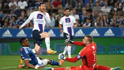Striker PSG, Lionel Messi (tengah) mencetak gol ke gawang Strasbourg pada laga pekan ke-37 Liga Prancis 2022/2023 di Stade de la Meinau, Strasbourg, Prancis (27/5/2023). (AFP/Patrick Hertzog)