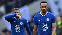Ekspresi pemain Chelsea, Pierre-Emerick Aubameyang (kanan) dan Enzo Fernandez setelah timnya dipermalukan Tottenham Hotspur 0-2 di pekan ke-25 Premier League yang berlangsung di Tottenham Hotspur Stadium, Minggu (26/2/2023) malam WIB. (AFP/Justin Tallis)
