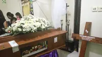 Baju yang hendak dikenakan calon pengantin wanita saat foto prewedding itu dikubur bersama peti jenazah. (Liputan6.com/Switzy Sabandar)