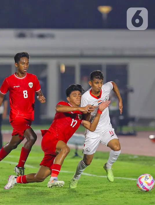 Kedua tim saling adu serang sepanjang babak pertama pertandingan. (Liputan6.com/Angga Yuniar)
