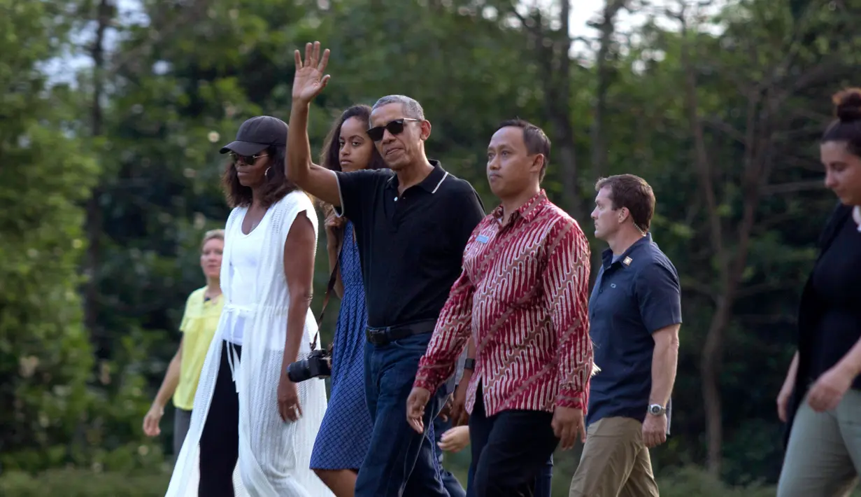 Mantan Presiden AS, Barack Obama mengabadikan gambar dari ponselnya saat berwisata di Candi Borobudur, Magelang, Jawa Tengah, Indonesia, (28/6). Obama mengenakan celana jeans biru dan polo shirt hitam. (AP Photo / Slamet Riyadi)