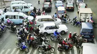  Pasti kalian pernah mengalami hal-hal yang bikin emosi saat di jalan raya kan?