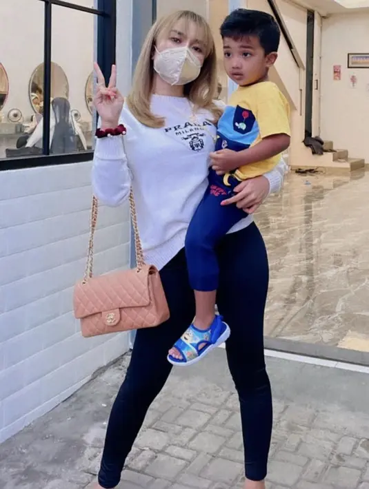 Hasil dari merapihkan rambut tersebut, nampak rambut Medina dengan potongan sebahu dan berponi berwarna blonde. (@medinazein92)