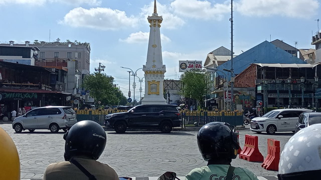 Sejumlah kendaraan melintas di Kawasan Tugu Yogyakarta saat libur Nataru. (Liputan6.com/Kukuh Setyono)