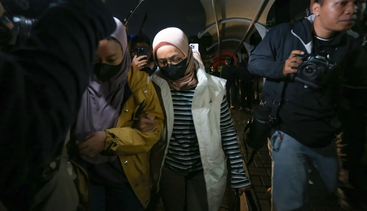 Istri Bupati Pemalang Anom Widiyantoro, Noor Faizah Maenofie dikawal penyidik KPK saat tiba di Gedung Merah Putih KPK, Jakarta, Rabu (29/7/2026). (KLY/ Arie Basuki)