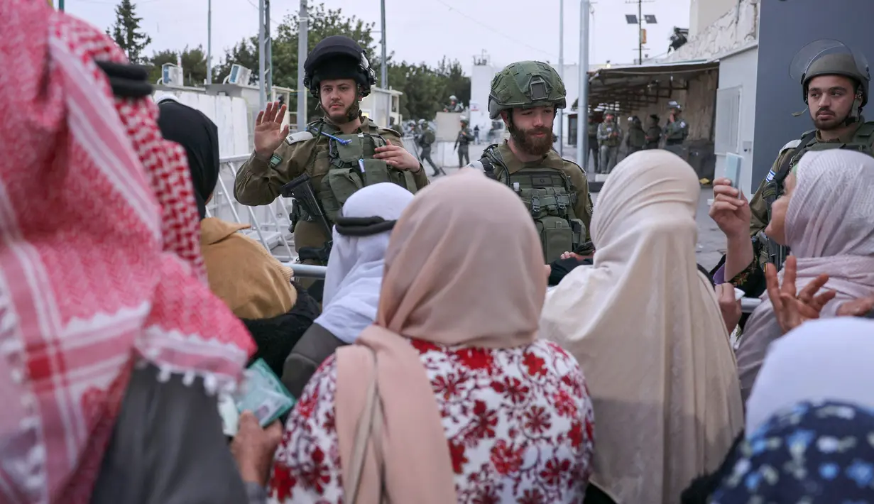 Barang bawaan pelintas batas diperiksa. (HAZEM BADER/AFP)