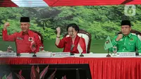 Ketua Umum PDIP Megawati Soekarnoputri (tengah) bersama bakal calon presiden PDIP yang juga Gubernur Jawa Tengah Ganjar Pranowo (kiri) saat menerima kedatangan Plt Ketua Umum PPP Muhamad Mardiono (kanan) bersama jajaran di Kantor DPP PDIP, Menteng, Jakarta Pusat, Minggu (30/4/2023). (Liputan6.com/Faizal Fanani)