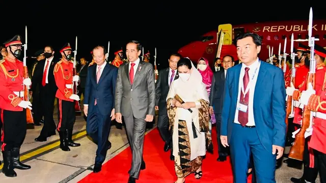 Presiden Joko Widodo atau Jokowi tiba di Bandara Internasional Phnom Penh.