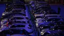 Orang-orang menonton film dari dalam mobil mereka di drive in yang dipasang di stadion sepak bola Palmeiras di Sao Paulo, Brasil, Kamis (25/6/2020). Stadion yang dapat menampung hingga 300 mobil tersebut berubah fungsi menjadi lokasi bioskop drive ini di masa pademi Covid-19. (AP Photo/Andre Penner)
