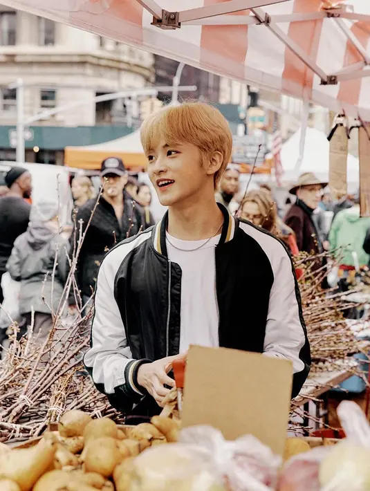 Semakin bertambahnya usia, sisi gentle Mark pun semakin membuat penggemarnya dibuat baper. Banyak penggemar yang mengatakan bahwa Mark imut sekaligus macho diwaktu yang sama.  (Liputan6.com/IG/@nct127)