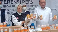 BPOM Dan Bareskrim Tunjukkan Obat Sirop Mengandung Kimia Penyebab Gagal Ginjal Akut Di Kabupaten Serang, Banten. (Senin, 31/10/2022). (Yandhi Deslatama/Liputan6.com).