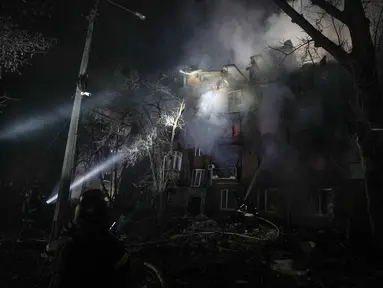 Petugas penyelamat memadamkan api di sebuah bangunan tempat tinggal yang rusak akibat serangan Rusia di Kryvyi Rih, Ukraina, Kamis, 8 Januari 2026. Ukraina melaporkan rentetan serangan udara besar-besaran yang diluncurkan Rusia di berbagai wilayah. (AP Photo/Mykola Myrnyi)