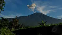 Tim dari Pusat Vulkanologi dan Mitigasi Bencana Geologi (PVMBG) menaikkan status Gunung Slamet dari waspada level II menjadi Siaga level III. (Liputan6.com /Andrian Martinus Tunay)