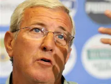 Italy's coach Marcello Lippi gives a press conference during Italy's national football team training session at the National Technical Center in Coverciano near Florence on March 24, 2009. AFP PHOTO/ALBERTO PIZZOLI 