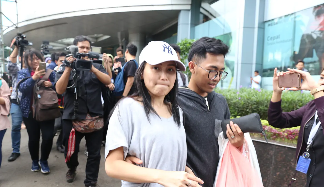 Ayu Ting Ting usai latihan jelang penampilannya di acara ulang tahun sebuah stasiun televisi swasta, di kawasan Kapten Tendean, Jakarta Selatan, Rabu (13/12/2017). Ibu seorang anak itu sempat bungkam saat ditanya wartawan. (Adrian Putra/Bintang.com)