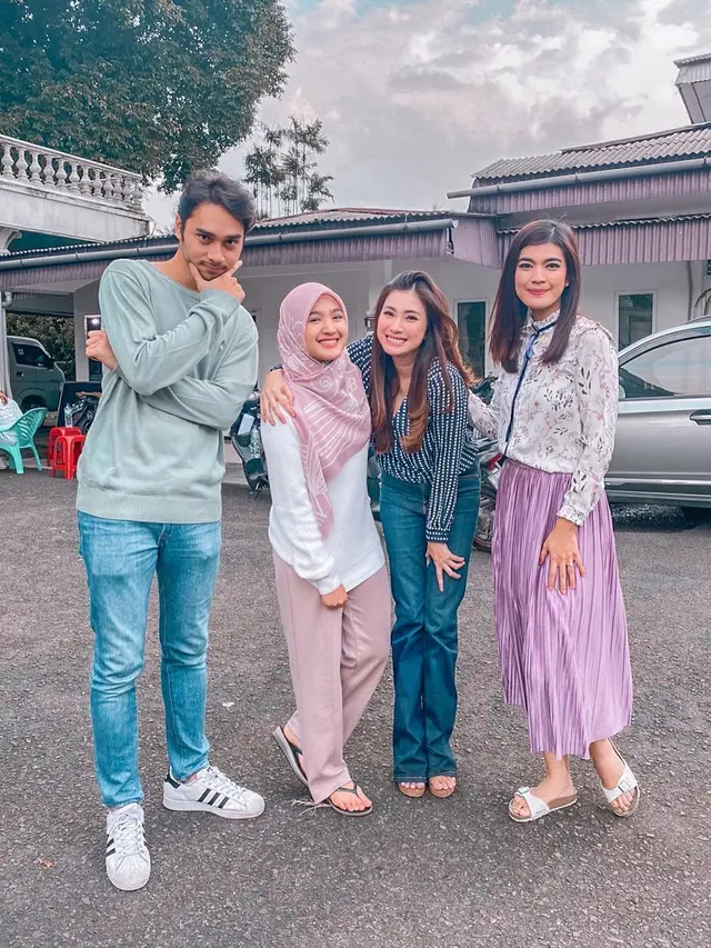 Achmad Megantara bersama Cut Syifa, Demmy Febriana dan Raya Kohandi (Foto: Instagram/@demmyfebriana)