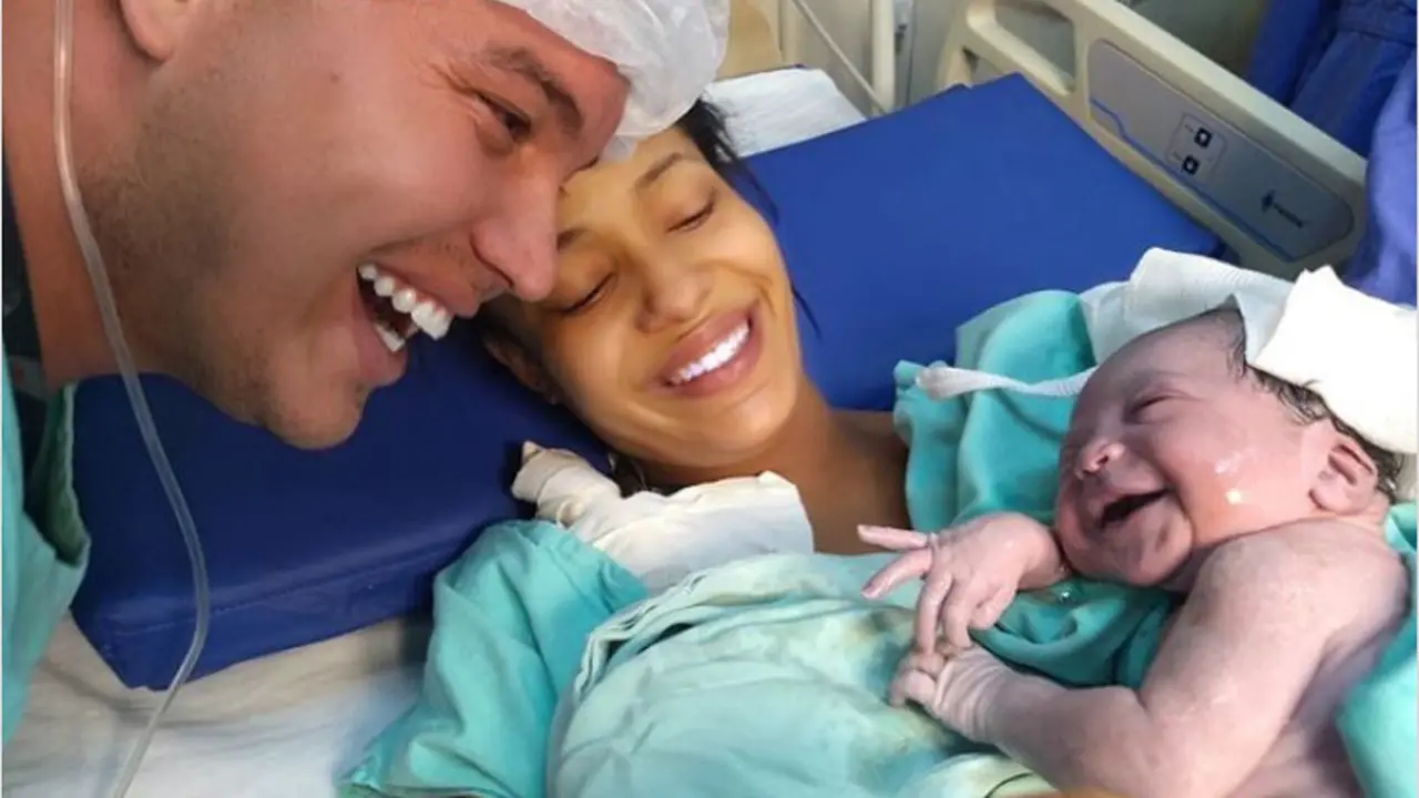 Sering Diajak Bicara Saat dalam Kandungan, Bayi Ini Tersenyum Dengar Suara Ayahnya