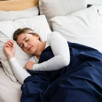 Beberapa sprei dan sarung bantal terbuat dari serat yang menyerap kelembapan tubuh, seperti katun dan rayon yang berasal dari bambu.(Foto: Unsplash/Slaapwijsheid.nl)