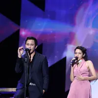 Beberapa kali teriakan Ilham mengajak para penonton untuk terus bergoyang bersama. (Andy Masela/Bintang.com)