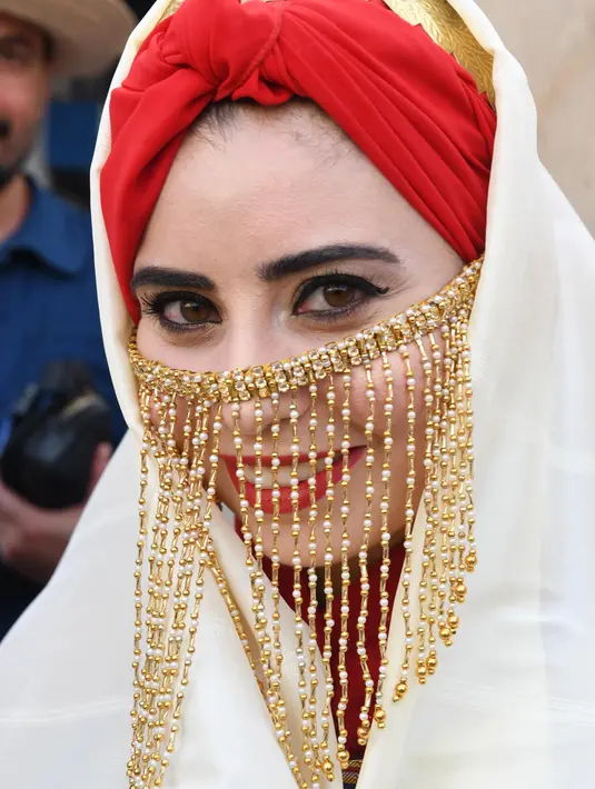 Seorang perempuan yang mengenakan kostum tradisional Tunisia mengikuti perayaan tahunan Hari Perempuan Nasional di pusat kota Tunis, Tunisia, pada 13 Agustus 2020. (Xinhua/Adel Ezzine)