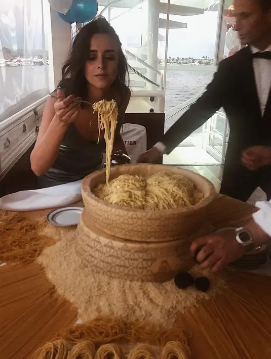 Mereka yang beruntung atas undangan Selena Gomez pun merasakan indahnya pesta ulang tahun yang bertemakan Italia itu. (instagram/courtneyjbarry)