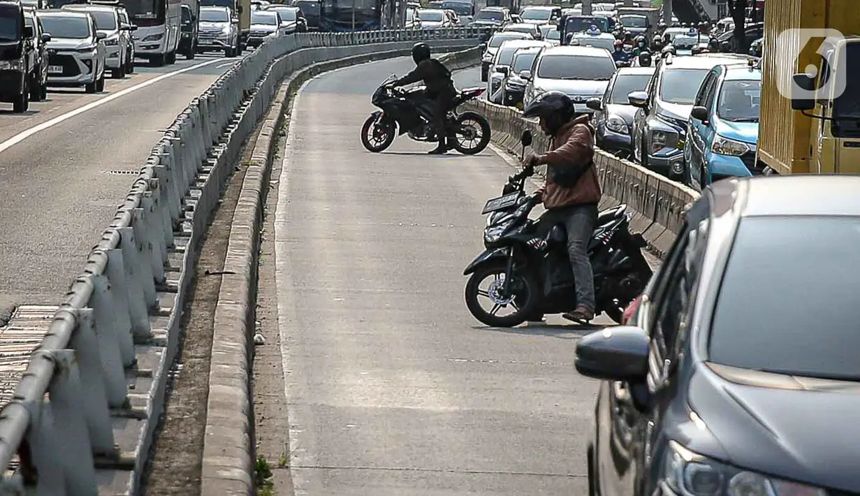Sementara itu, para personel Korlantas (Korps Lalu Lintas) juga sudah diarahkan ke titik kawasan yang tidak terjangkau ETLE guna mengawasi para pengendara yang bandel. (Liputan6.com/Faizal Fanani)