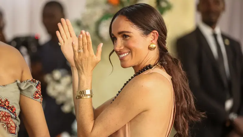 Kunjungi Nigeria Bareng Pangeran Harry, Gaun Meghan Markle Dituding Menghina Kerajaan Inggris