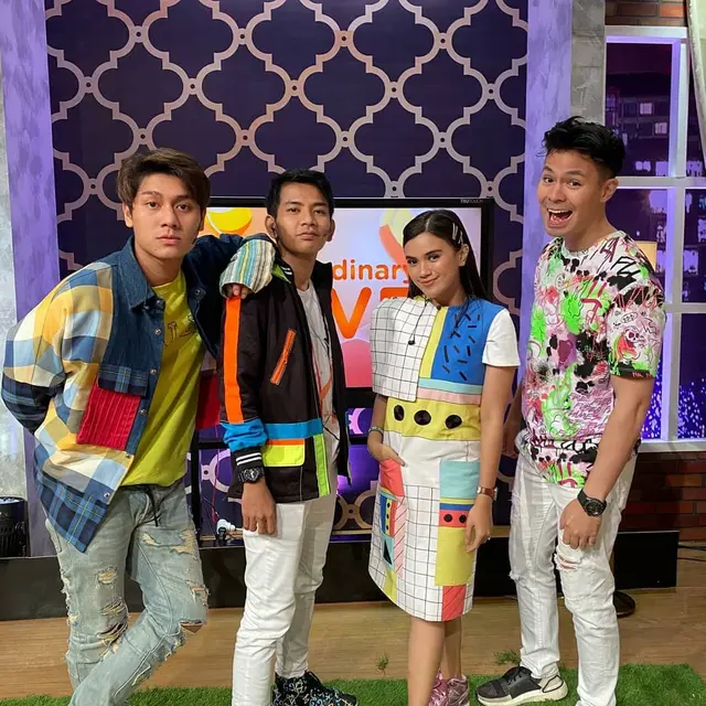 Sebut Dirinya Anak Baru, Ini 6 Potret Angga Putra Bareng Host 3xtra0rdinary Love