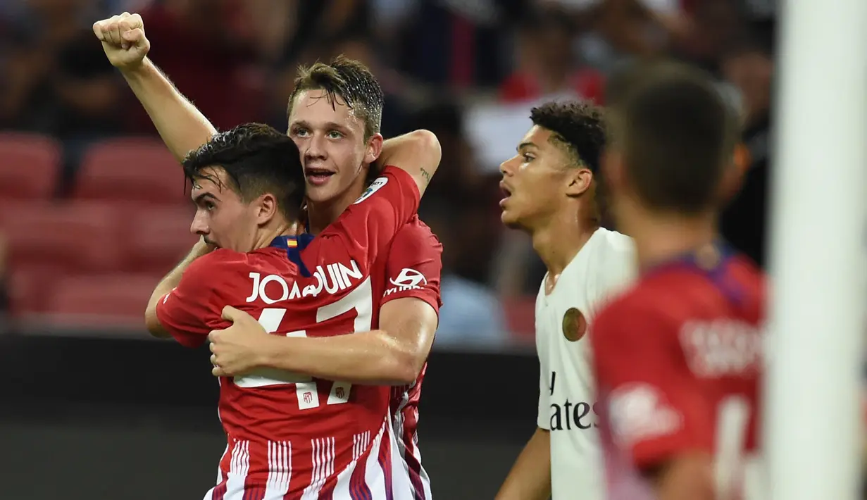 Pemain Atletico Madrid, Borja Garces, melakukan selebrasi usai membobol gawang Paris Saint-Germain (PSG) pada laga ICC 2018 di Stadion Nasional Singapura, Senin (30/7/2018). PSG menang 3-2 atas Atletico Madrid. (AFP/Roslan Rahman)
