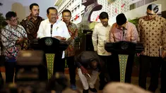 Jaksa Agung HM Prasetyo bersama Ketua Pansus Hak Angket KPK Agun Gunandjar dan Sejumlah Anggota Pansus Hak Angket KPK memberikan keterangan pers usai melakukan pertemuan di Kejaksaan Agung, Jakarta, Kamis (13/7). (Liputan6.com/Johan Tallo)
