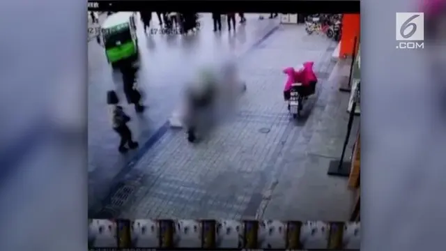 Video detik-detik wanita tertabrak bus listrik di Xuanhua, China, terekam kamera cctv.