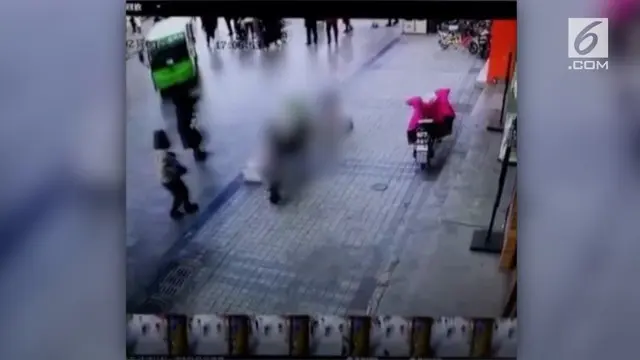 VIDEO: Detik-Detik Bus Listrik Tabrak Wanita