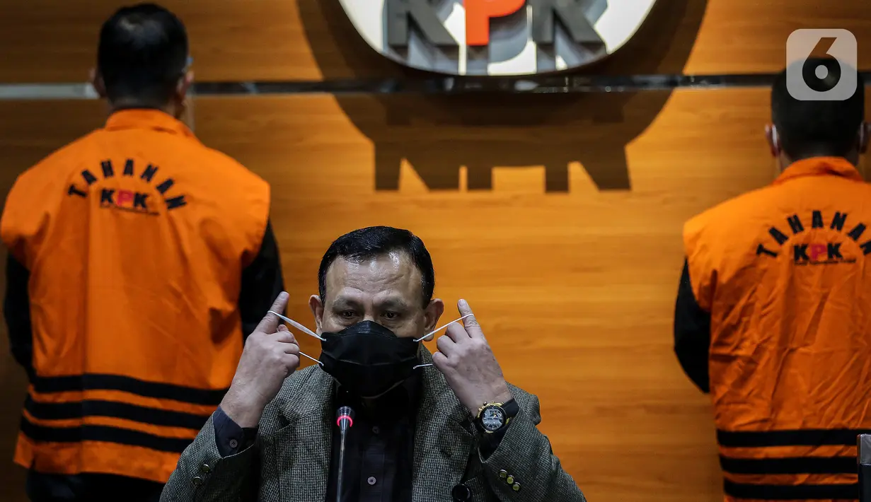 Ketua KPK Firli Bahuri saat konferensi pers terkait penahanan Menteri Sosial Juliari Batubara di Jakarta, Minggu (6/12/2020). KPK menahan Juliari Batubara dan pejabat pembuat komitmen Kemensos Adi Wahyono untuk kepentingan pemeriksaan kasus korupsi dana bansos Covid-19. (Liputan6.com/Johan Tallo)