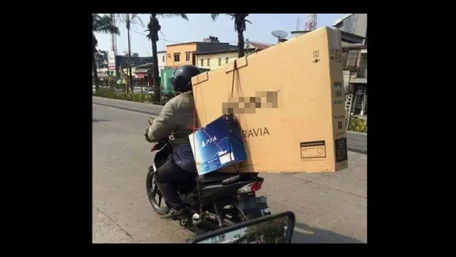 Pengendara Motor Bawa LCD Besar Hebohkan Netizen